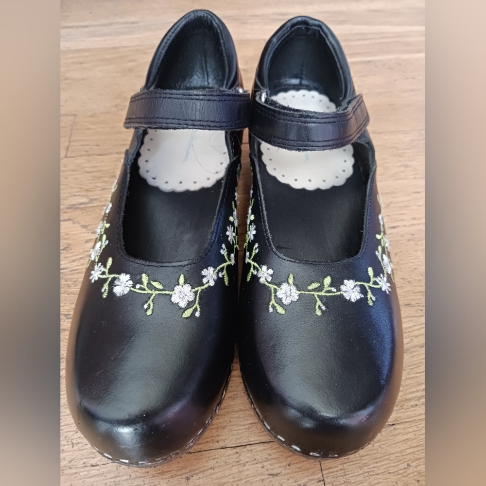 Hannah Andersson Clogs Mary Jane Black With Flower Detail 38/8